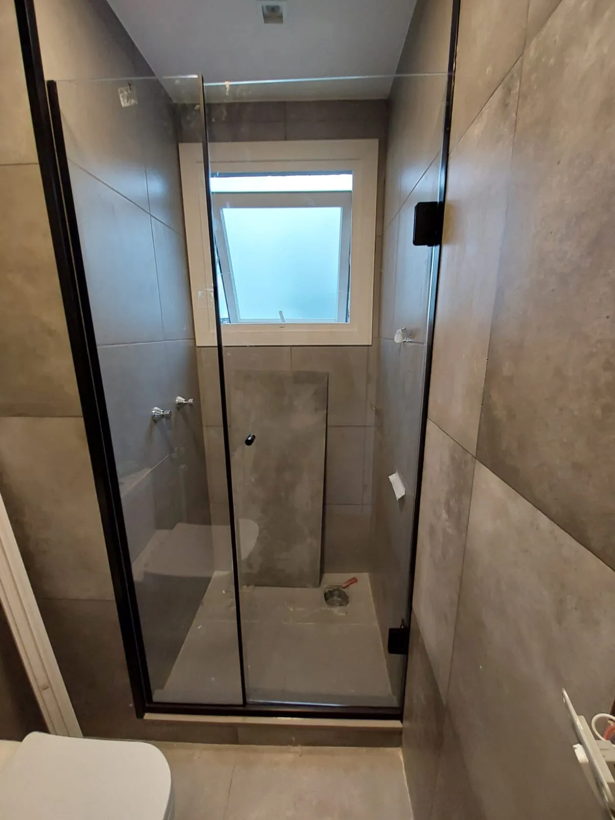 Box de vidro articulado fumê com perfil preto