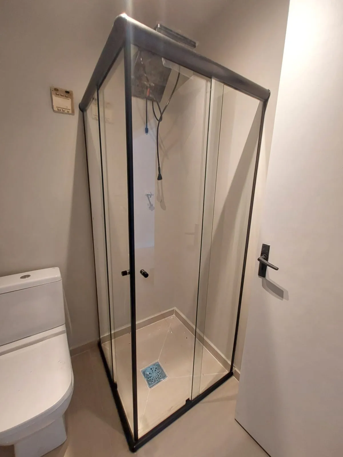 Box de vidro de canto com perfil preto