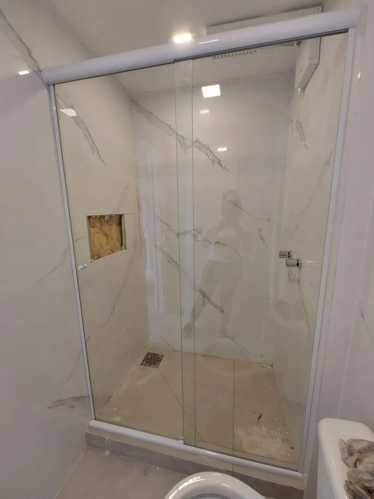 Box de vidro frontal de correr incolor